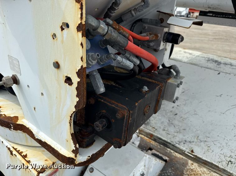 image for item EG6035 2007 Peterbilt 335 bucket truck