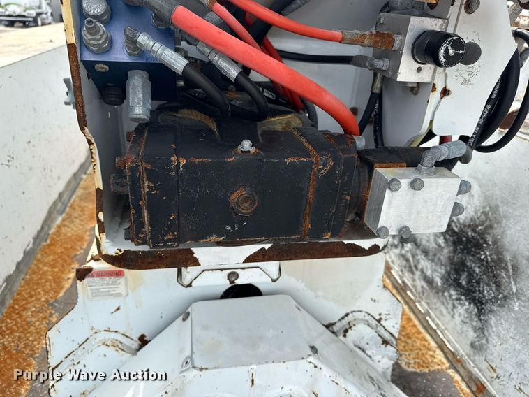 image for item EG6035 2007 Peterbilt 335 bucket truck