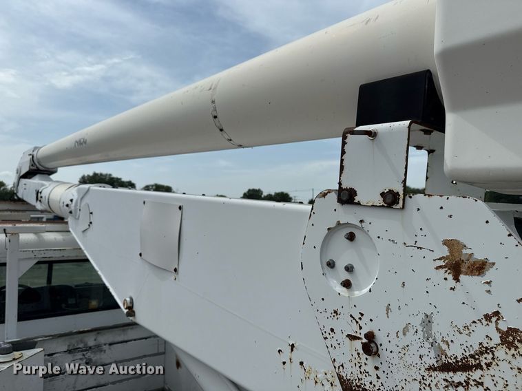 image for item EG6035 2007 Peterbilt 335 bucket truck