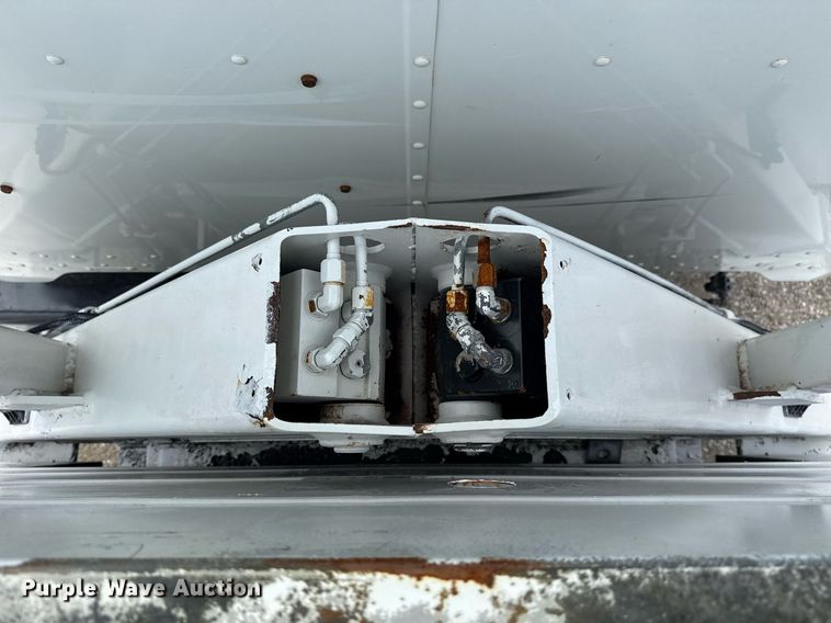 image for item EG6035 2007 Peterbilt 335 bucket truck