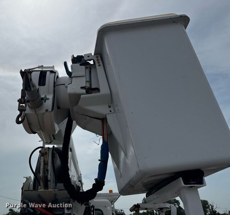 image for item EG6035 2007 Peterbilt 335 bucket truck