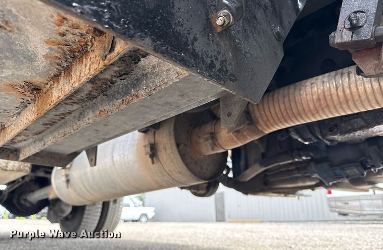 image for item EG6035 2007 Peterbilt 335 bucket truck