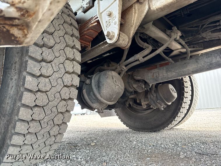 image for item EG6035 2007 Peterbilt 335 bucket truck