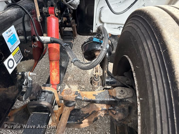 image for item EG6035 2007 Peterbilt 335 bucket truck