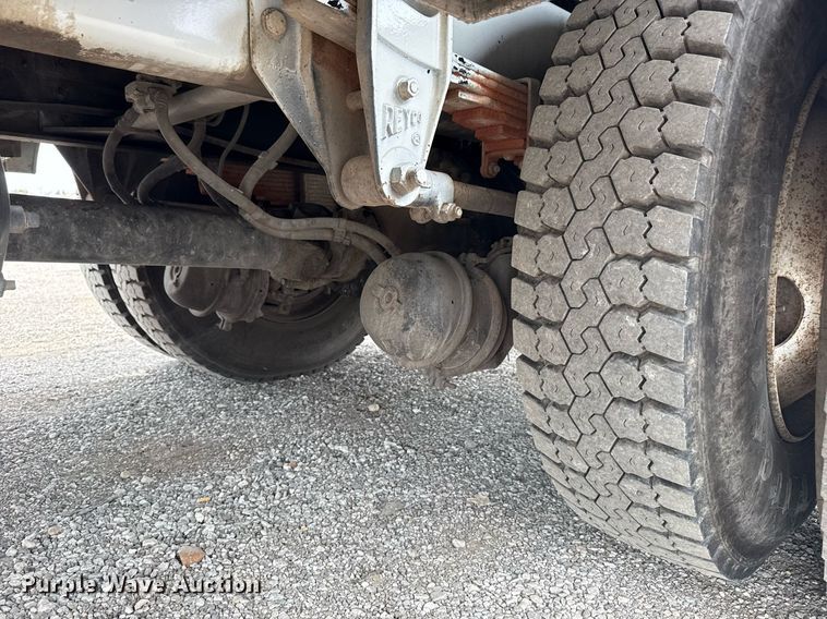 image for item EG6035 2007 Peterbilt 335 bucket truck