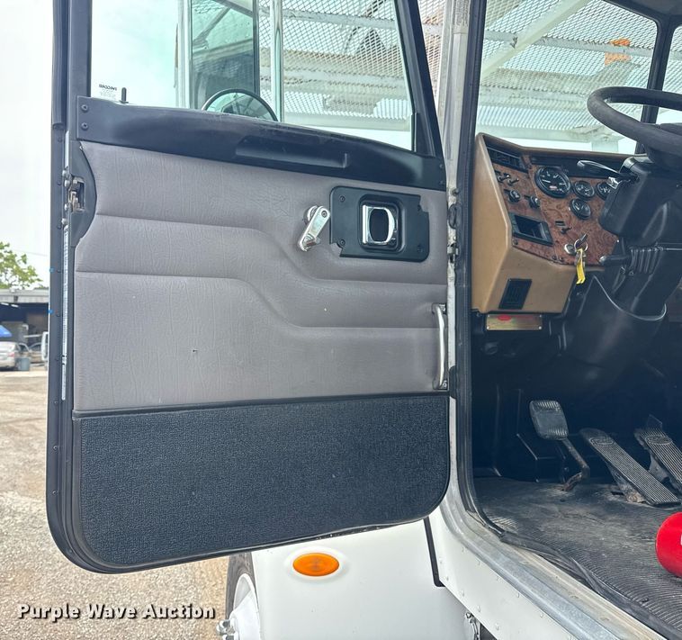 image for item EG6035 2007 Peterbilt 335 bucket truck