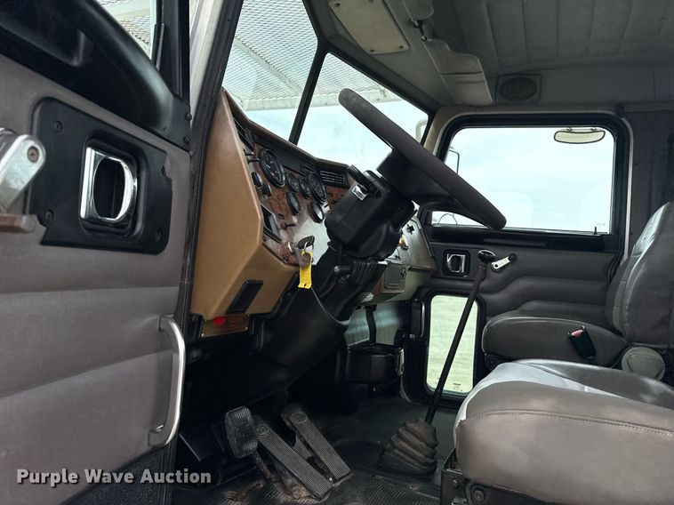 image for item EG6035 2007 Peterbilt 335 bucket truck