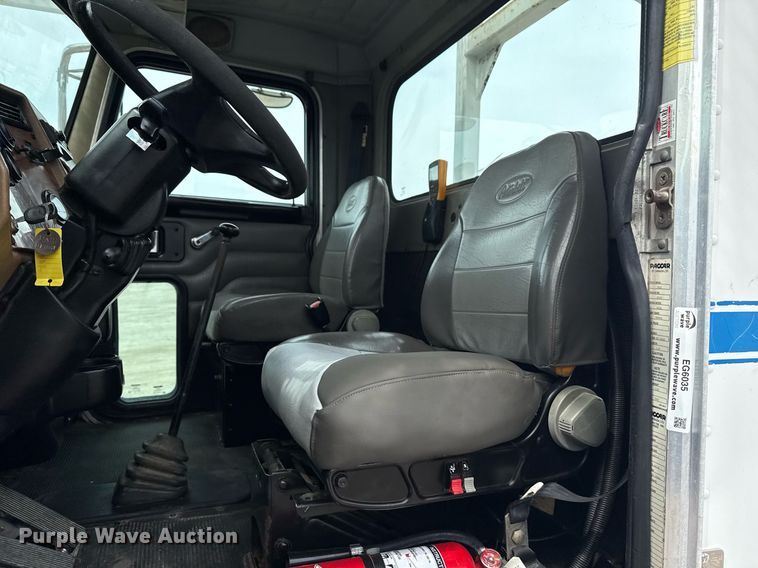 image for item EG6035 2007 Peterbilt 335 bucket truck