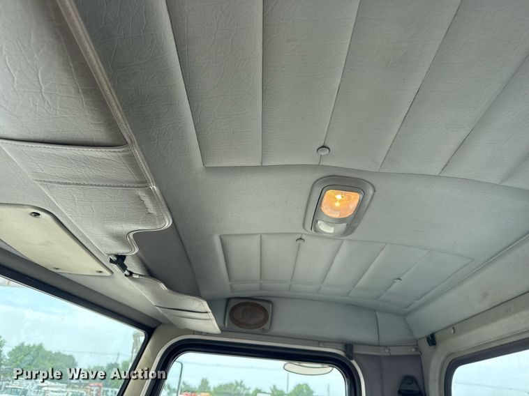 image for item EG6035 2007 Peterbilt 335 bucket truck