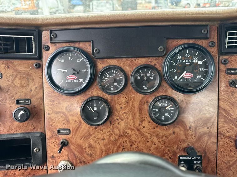 image for item EG6035 2007 Peterbilt 335 bucket truck