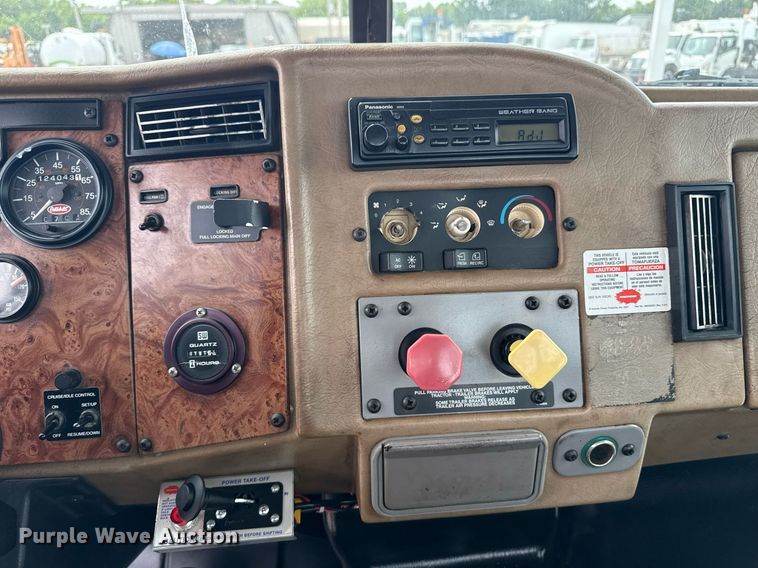 image for item EG6035 2007 Peterbilt 335 bucket truck