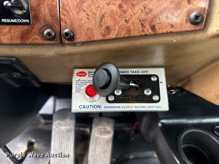 image for item EG6035 2007 Peterbilt 335 bucket truck