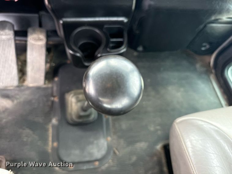 image for item EG6035 2007 Peterbilt 335 bucket truck