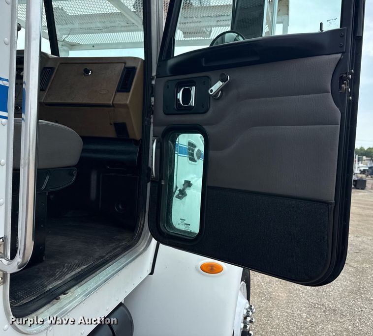 image for item EG6035 2007 Peterbilt 335 bucket truck