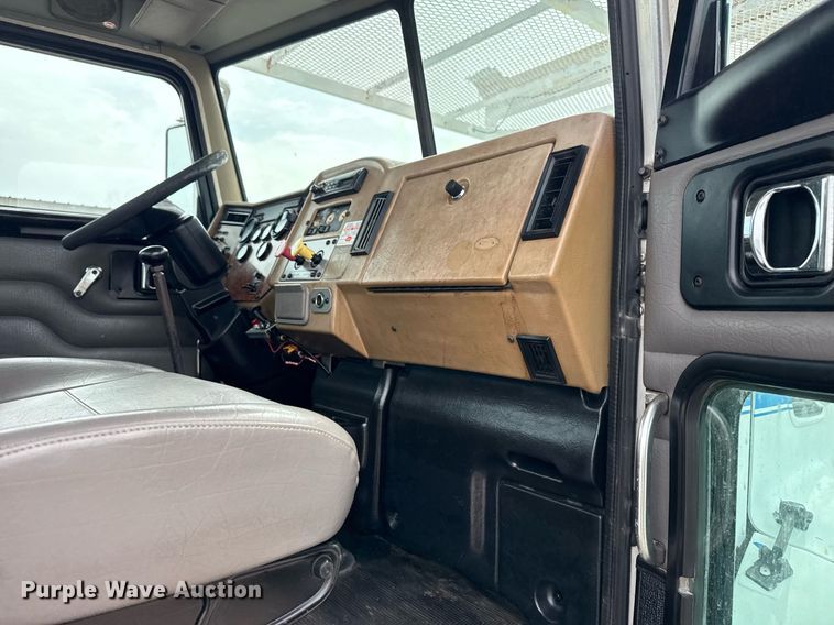 image for item EG6035 2007 Peterbilt 335 bucket truck