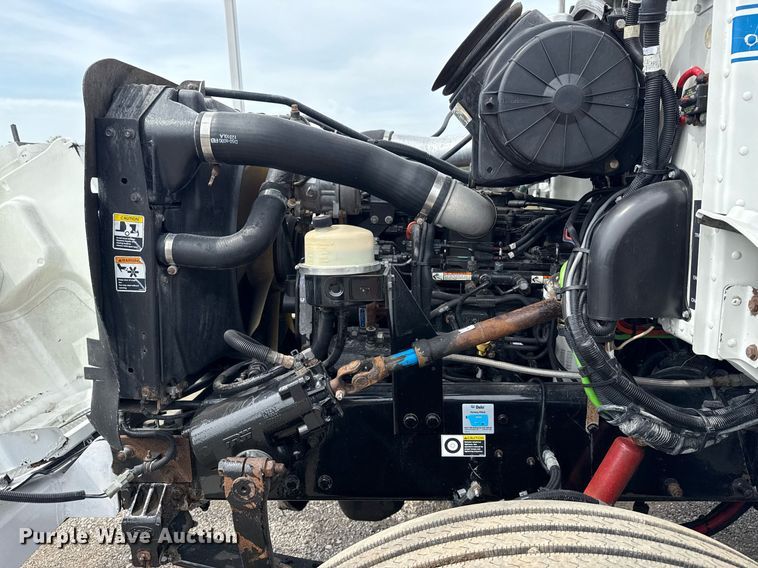 image for item EG6035 2007 Peterbilt 335 bucket truck