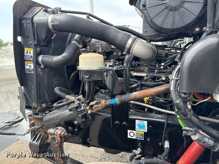 image for item EG6035 2007 Peterbilt 335 bucket truck