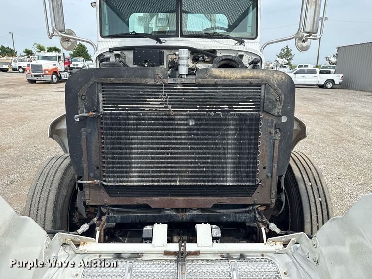 image for item EG6035 2007 Peterbilt 335 bucket truck