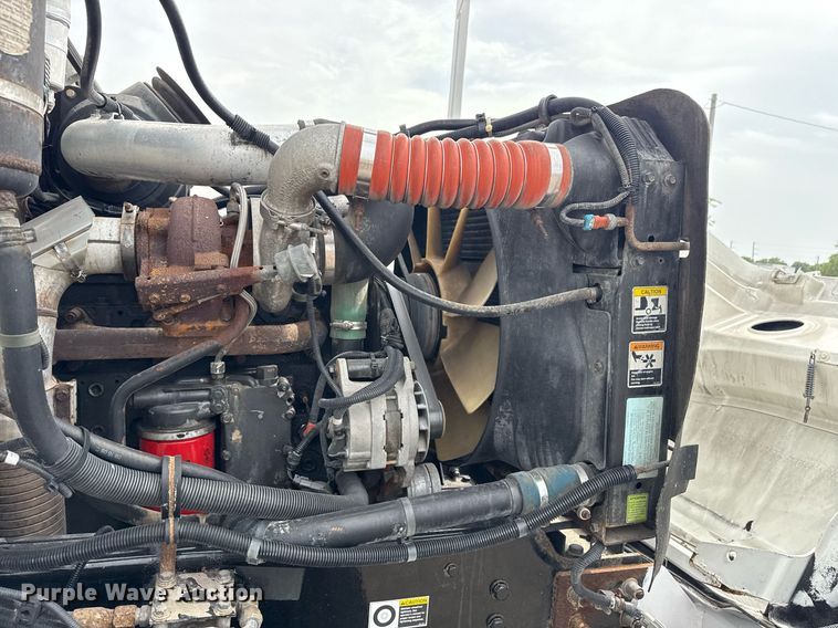 image for item EG6035 2007 Peterbilt 335 bucket truck