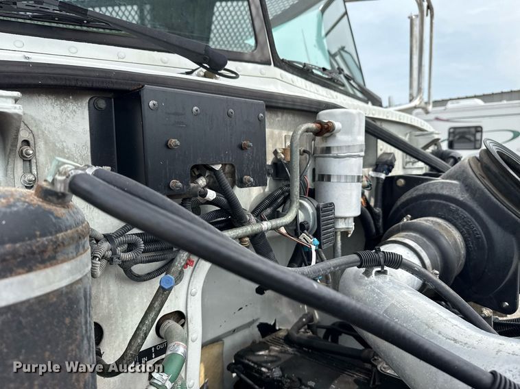 image for item EG6035 2007 Peterbilt 335 bucket truck