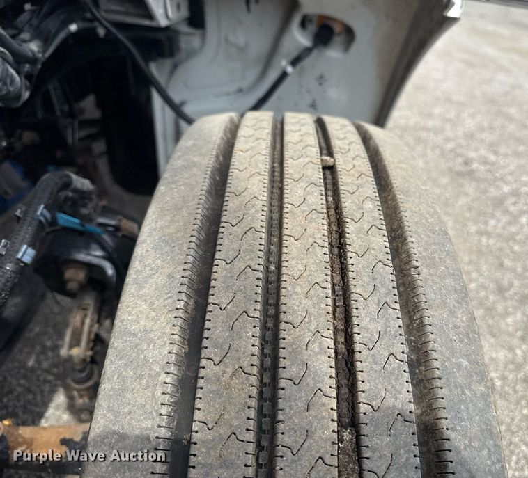 image for item EG6035 2007 Peterbilt 335 bucket truck