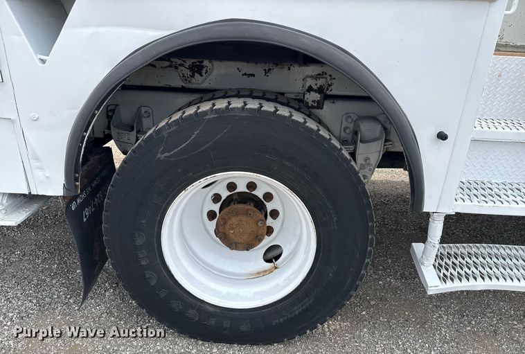 image for item EG6035 2007 Peterbilt 335 bucket truck