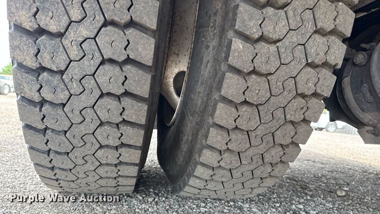 image for item EG6035 2007 Peterbilt 335 bucket truck