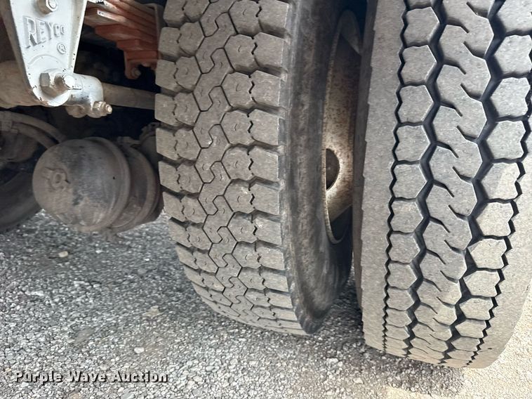 image for item EG6035 2007 Peterbilt 335 bucket truck