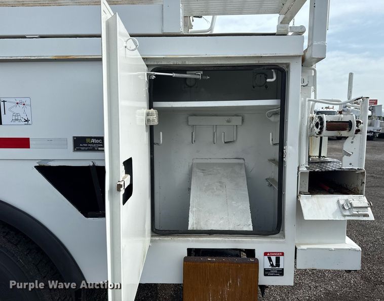 image for item EG6039 2008 Freightliner Business Class M2 digger derrick truck