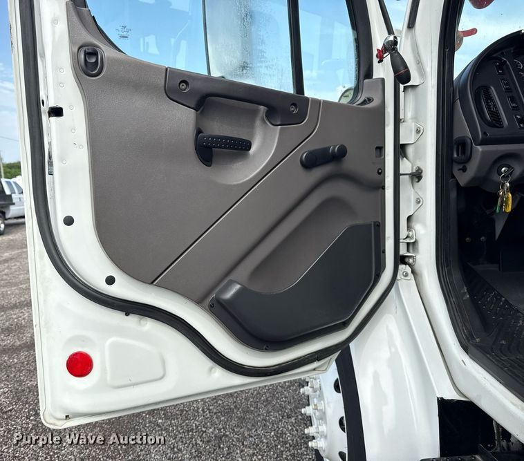 image for item EG6039 2008 Freightliner Business Class M2 digger derrick truck