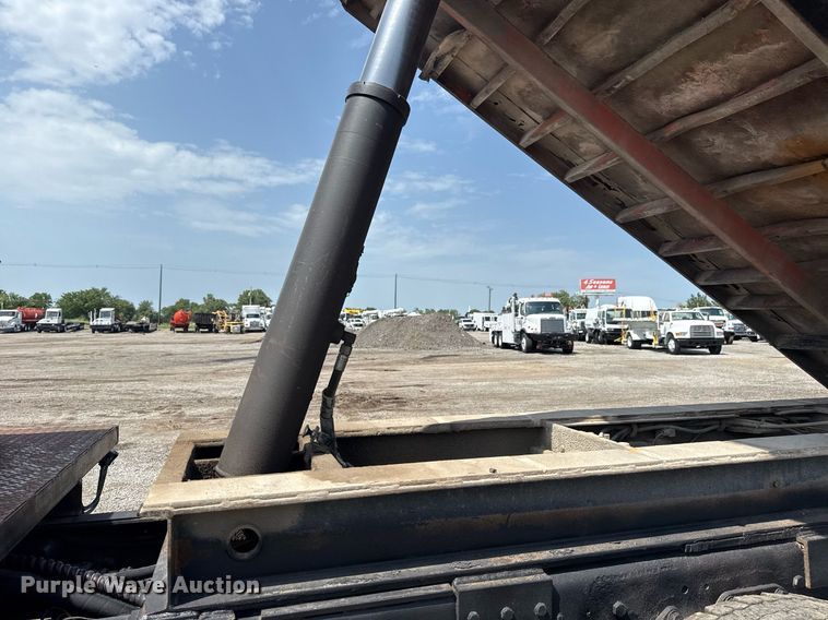 image for item EG6047 1994 Ford LNT8000 dump truck