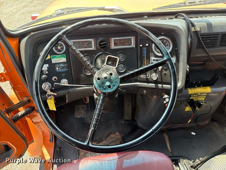 image for item EG6047 1994 Ford LNT8000 dump truck