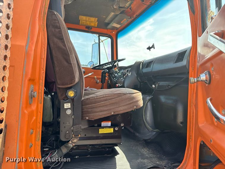 image for item EG6047 1994 Ford LNT8000 dump truck