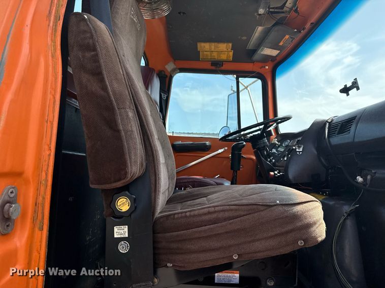 image for item EG6047 1994 Ford LNT8000 dump truck