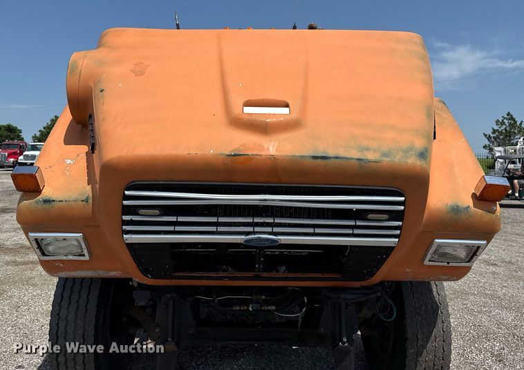 image for item EG6047 1994 Ford LNT8000 dump truck