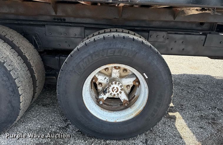 image for item EG6047 1994 Ford LNT8000 dump truck