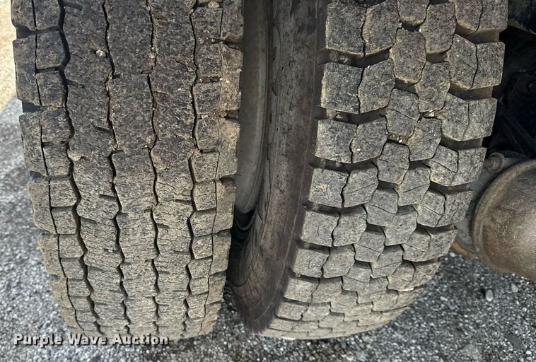 image for item EG6047 1994 Ford LNT8000 dump truck