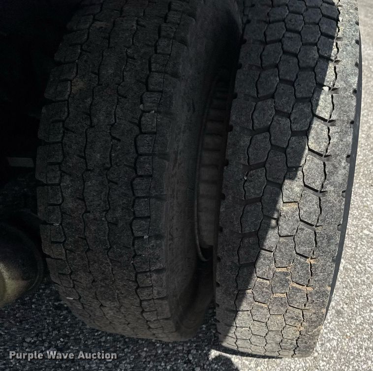 image for item EG6047 1994 Ford LNT8000 dump truck