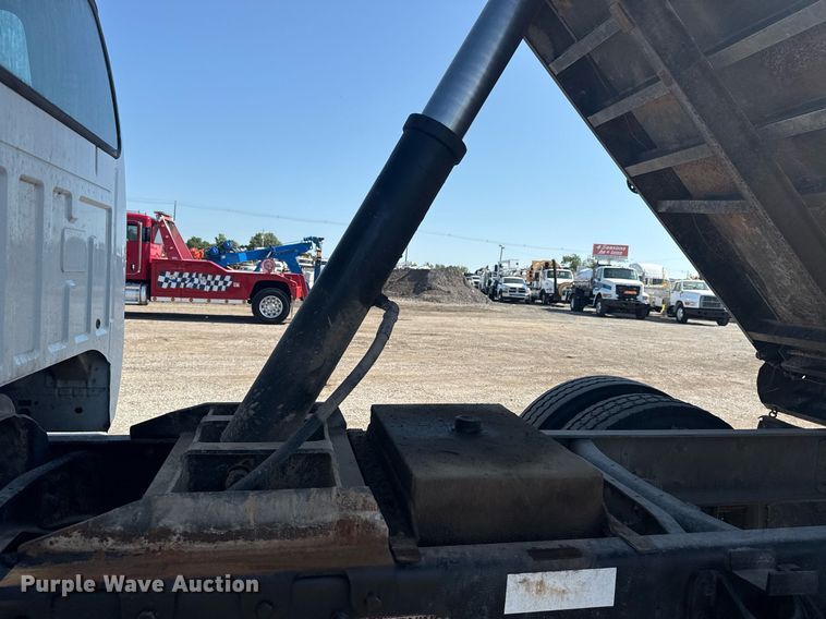 image for item EG6053 2005 Ford F750 Super Duty dump truck