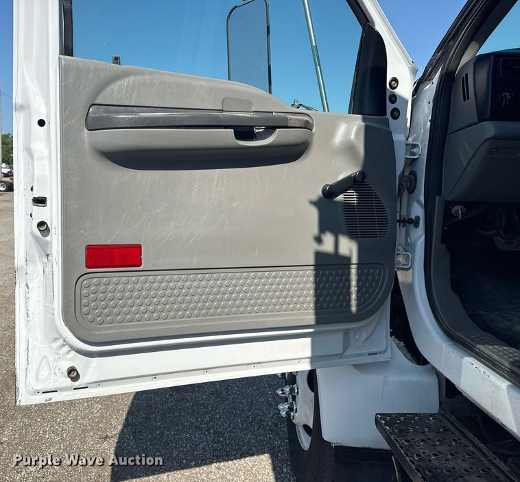 image for item EG6053 2005 Ford F750 Super Duty dump truck