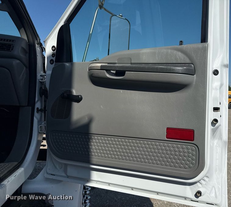 image for item EG6053 2005 Ford F750 Super Duty dump truck