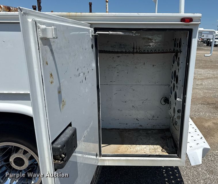 image for item EG6057 2015 Chevrolet Silverado 2500HD utility bed pickup truck