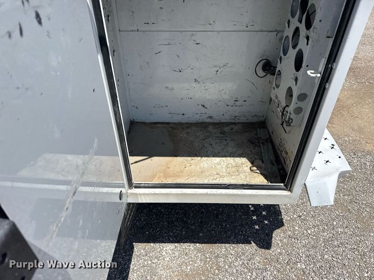 image for item EG6057 2015 Chevrolet Silverado 2500HD utility bed pickup truck