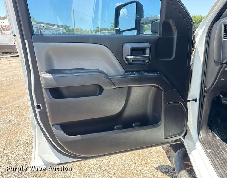 image for item EG6057 2015 Chevrolet Silverado 2500HD utility bed pickup truck