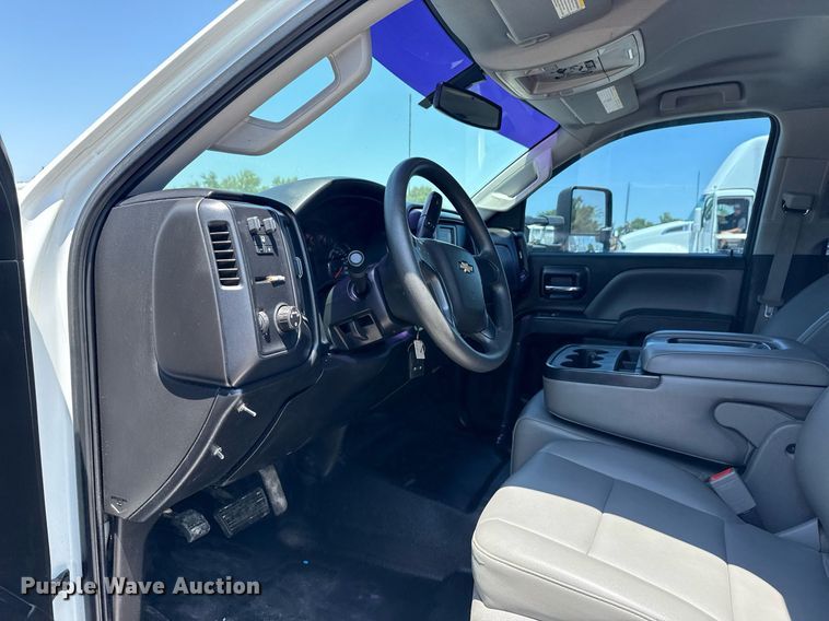 image for item EG6057 2015 Chevrolet Silverado 2500HD utility bed pickup truck