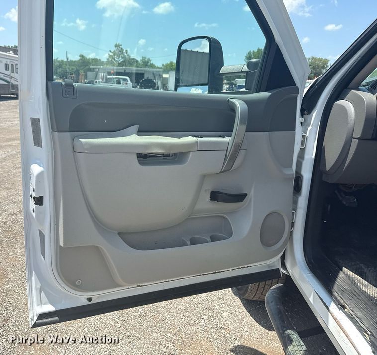 image for item EG6059 2013 Chevrolet Silverado 3500HD utility bed pickup truck