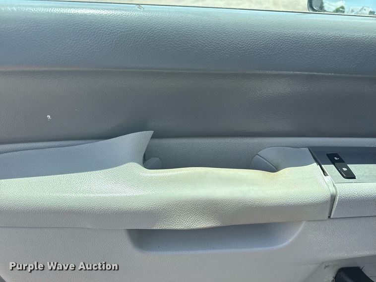 image for item EG6059 2013 Chevrolet Silverado 3500HD utility bed pickup truck