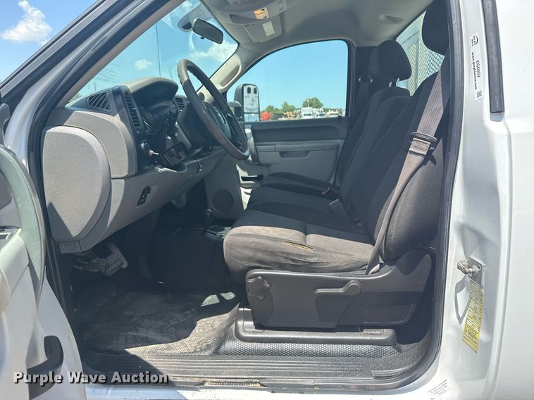 image for item EG6059 2013 Chevrolet Silverado 3500HD utility bed pickup truck