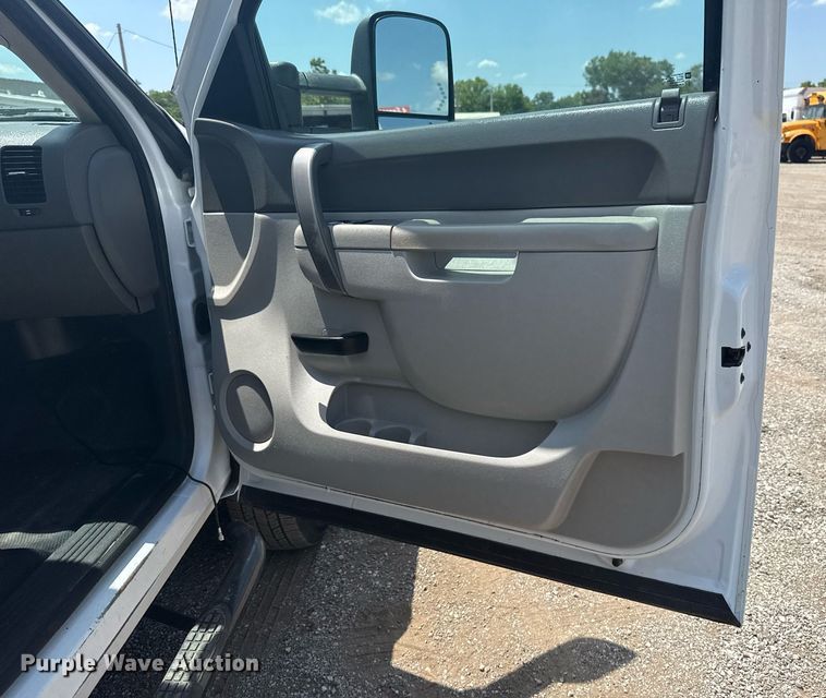 image for item EG6059 2013 Chevrolet Silverado 3500HD utility bed pickup truck