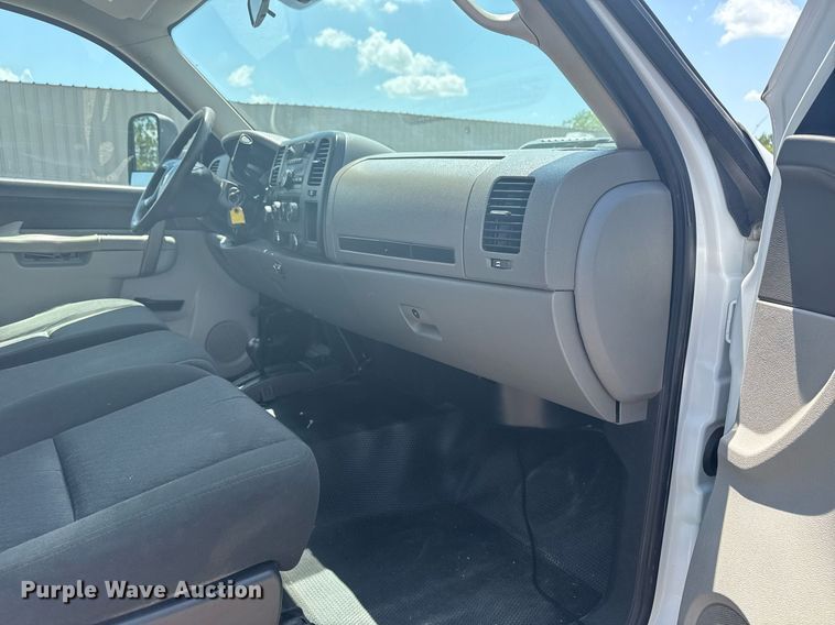 image for item EG6059 2013 Chevrolet Silverado 3500HD utility bed pickup truck